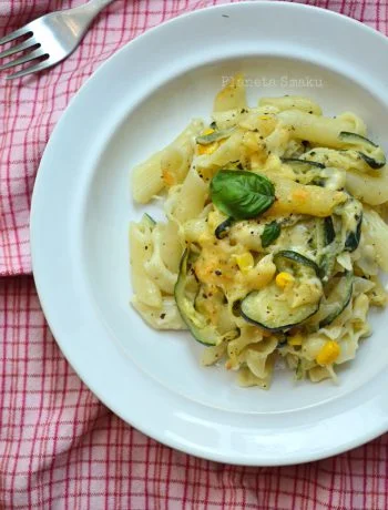 zapiekanka makaronowa z cukinią i mozzarellą