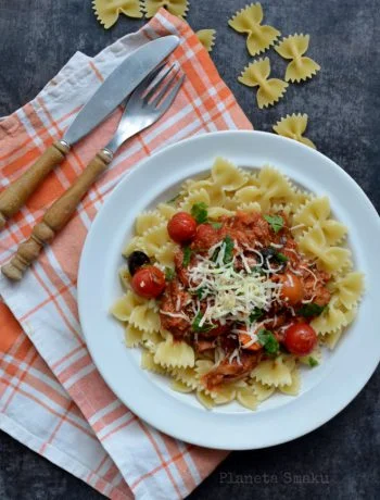 makaron z tunczykiem w sosie pomidorowym